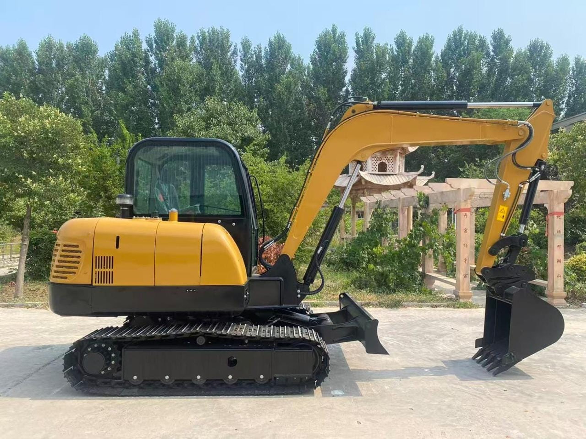 Мини-экскаватор FURD FWJ на открытой площадке в Казахстане